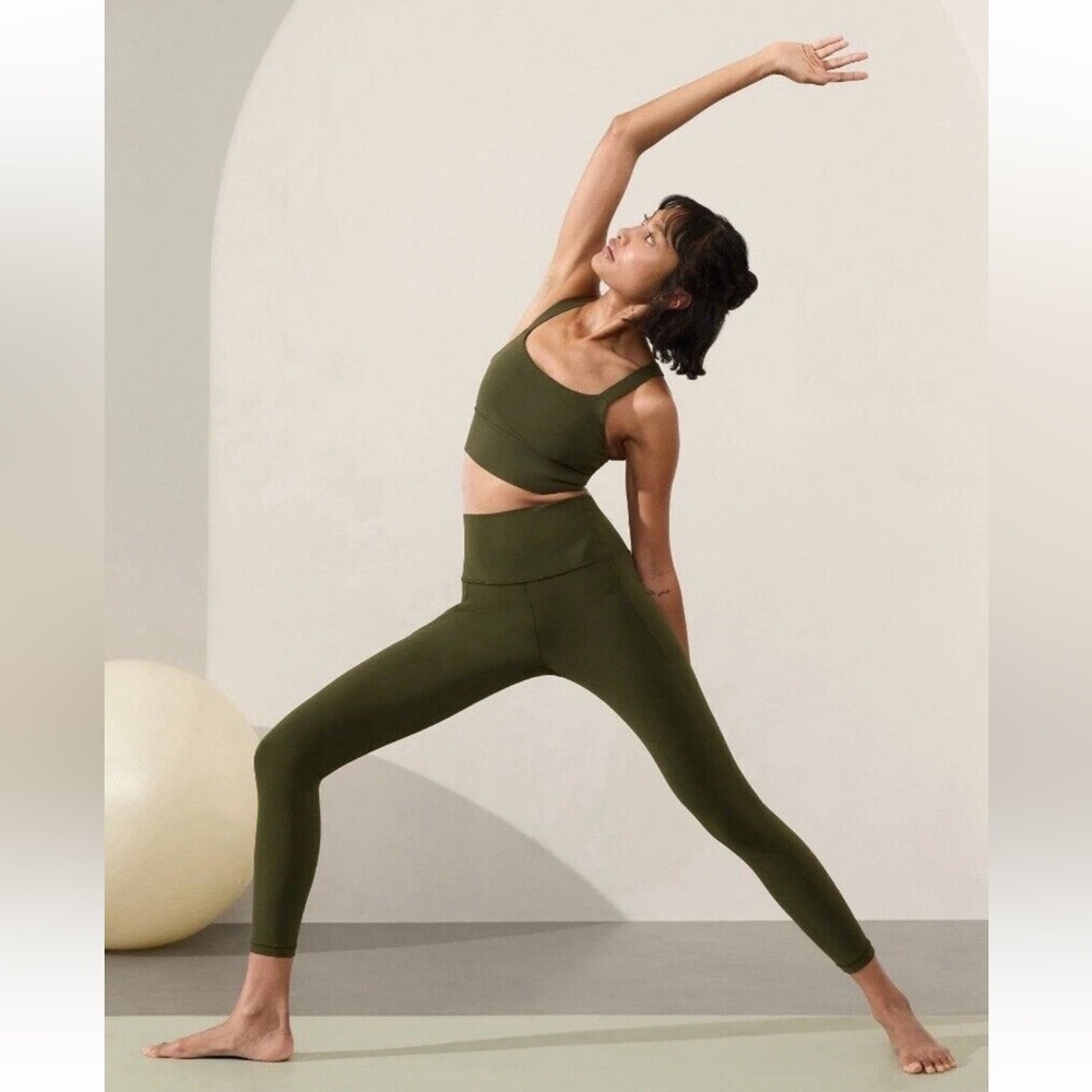Athleta M Olive 7/8 salutation stash leggings